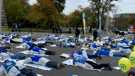 Imagini copleșitoare în Piaţa Victoriei! Medicii s-au întins pe asfalt pentru a le arăta autorităţilor că sunt epuizați și suprasolicitați (VIDEO)