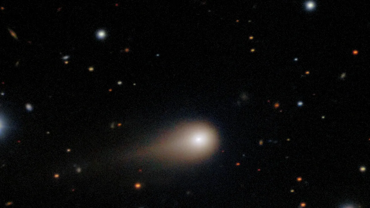 Imagini NASA cu cometa în jurul căreia s-au învârtit numeroase conspirații. S-a dovedit că nu este nici navă extraterestră, nici satelit artificial