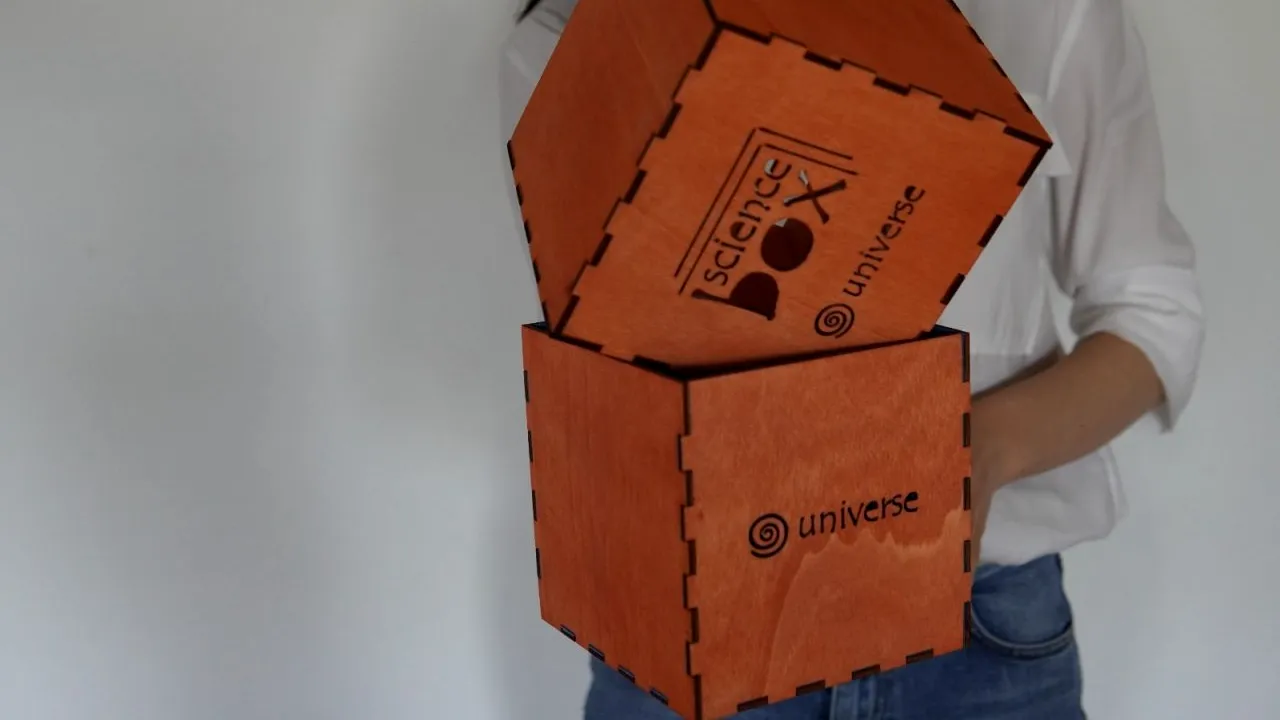 Un start up educațional promițător: Două antreprenoare din România lansează „science box”, cutia care îi face pe copii să experimenteze și să se îndrăgostească de știință