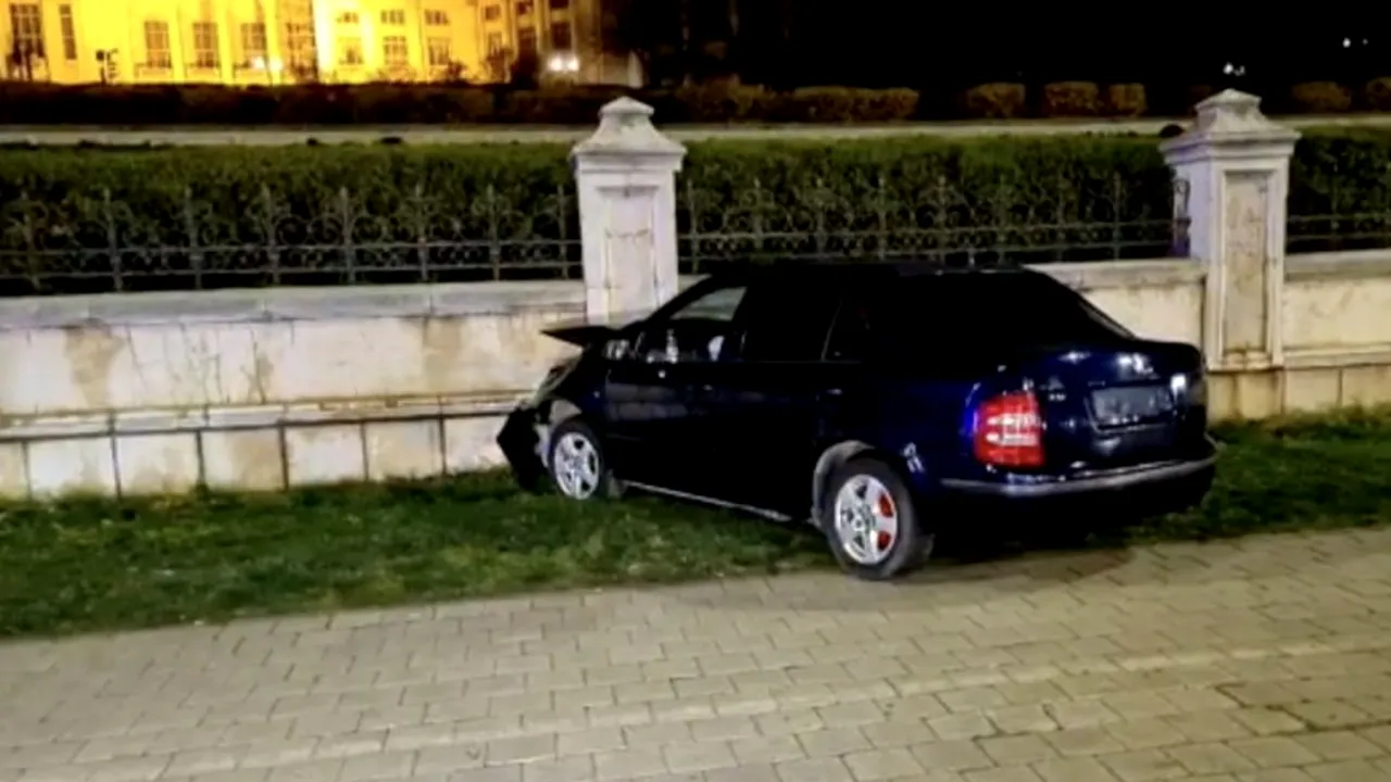 Un șofer a intrat cu mașina în GARDUL Palatului Parlamentului