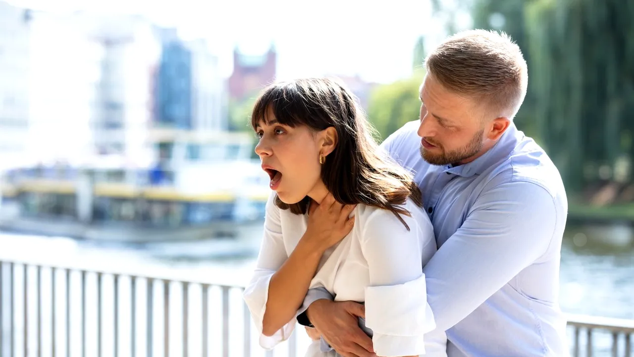 VIDEO | În ce constă manevra Heimlich. Cum ar fi putut fi salvată fetița de 14 ani care s-a înecat cu un jeleu