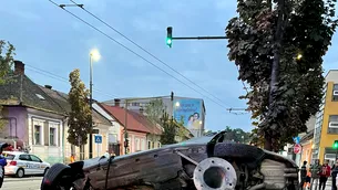 Imagini dramatice ale accidentului din Cluj. BMW-ul în care se afla tânărul s-a despicat pur şi simplu în două