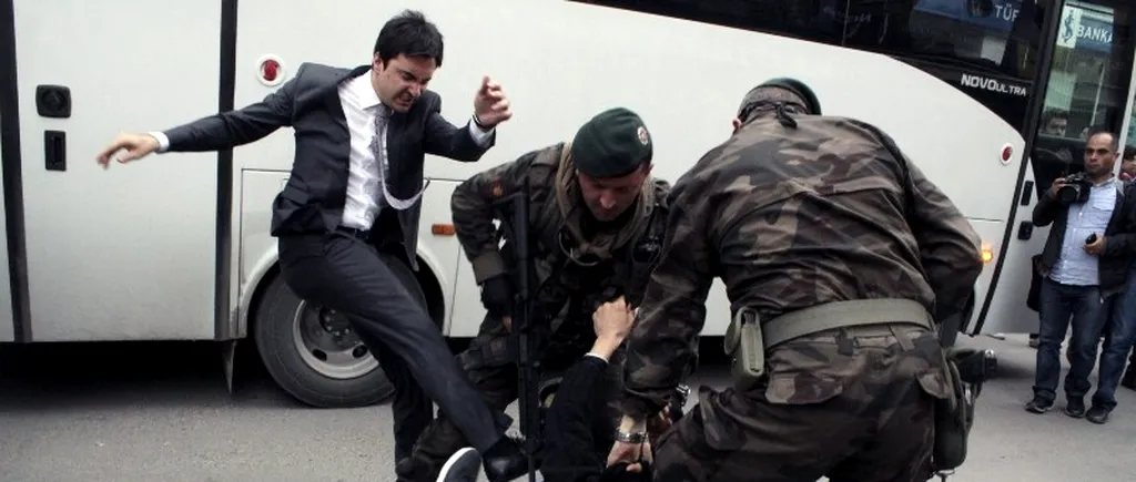 Durerea morților, dublată de durerea bătăii. Consilierul premierului turc, fotografiat în timp ce lovea cu picioarele un protestatar după tragedia din mină