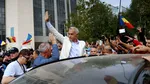 A 23-a noapte de proteste în fața Arestului Central. Susținătorii lui Călin Georgescu, alături de el, în ziua în care pe numele acestuia s-a mai deschis un dosar penal