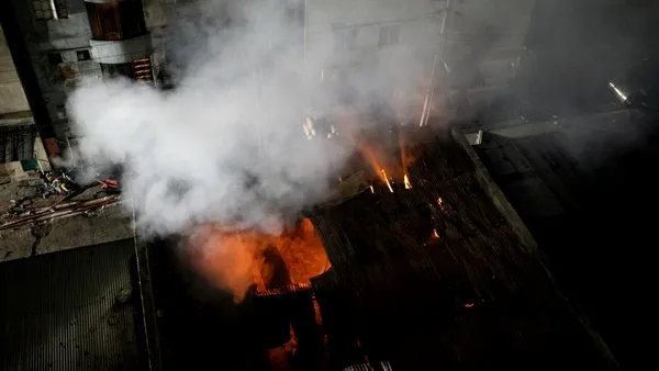 INCENDIU puternic la o fabrică de confecții din Bangladesh. Cel puțin 16 oameni au murit