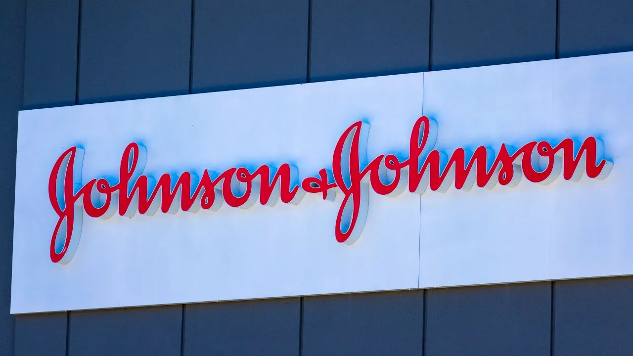 Johnson & Johnson vrea să plătească 8,9 miliarde de dolari pentru a scăpa de acuzațiile conform cărora pudra sa de talc a cauzat CANCER