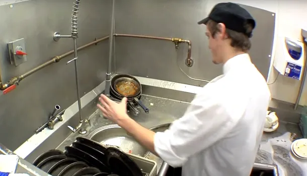 Cât câștigă un spălător de VASE pe litoralul din Bulgaria. Ucrainenii vor lucra ca ospătari, alături de chelnerii-roboți!