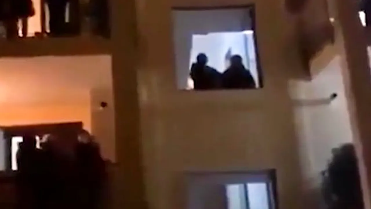 VIDEO | Izolaţi la domiciliu, italienii şi românii ies la geam şi cântă împreună: „Stăm închişi, dar găsim o cale să ne îmbrăţişăm”