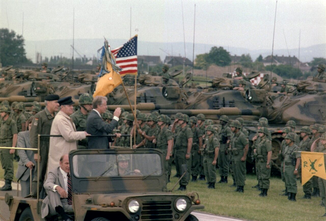 Jimmy Carter și cancelarul vest-german Helmut Schmidt inspectează trupele NATO: brigada SUA '76 și divizia germană Panzer 14. 