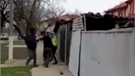 VIDEO | Trei poliţişti din Brăila, atacați de bărbatul pe care încercau să-l imobilizeze. Suspectul vandalizase maşina unei vecine