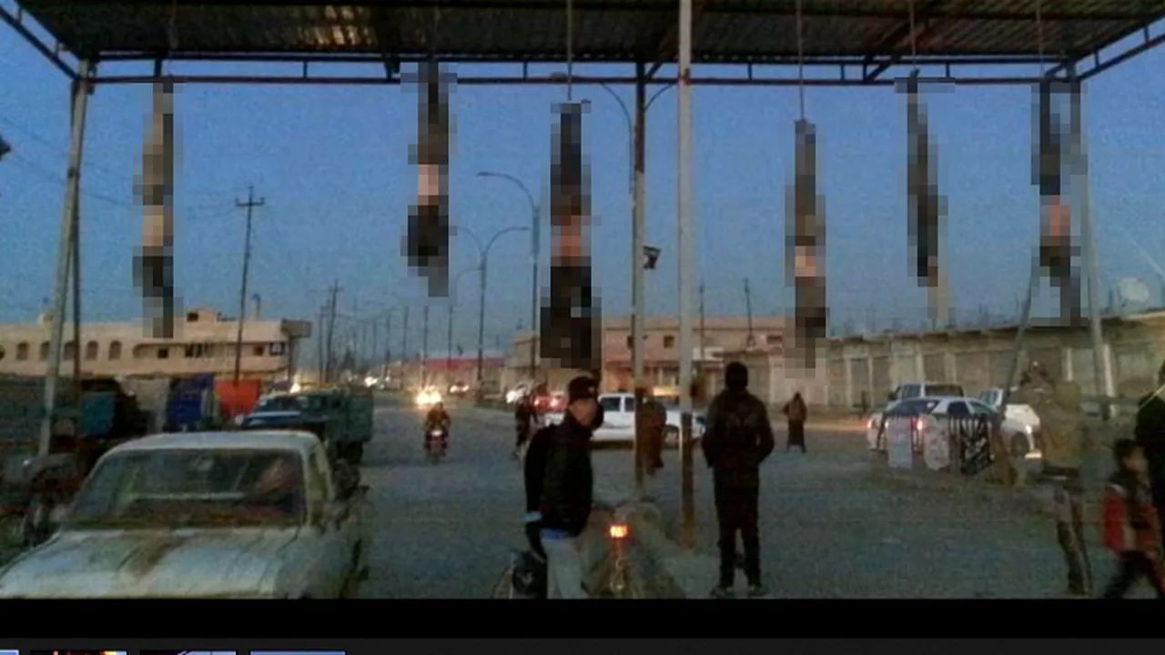 Scene macabre într-un oraș irakian: opt cadavre suspendate de un cadru metalic. Atenție, imagini dure!