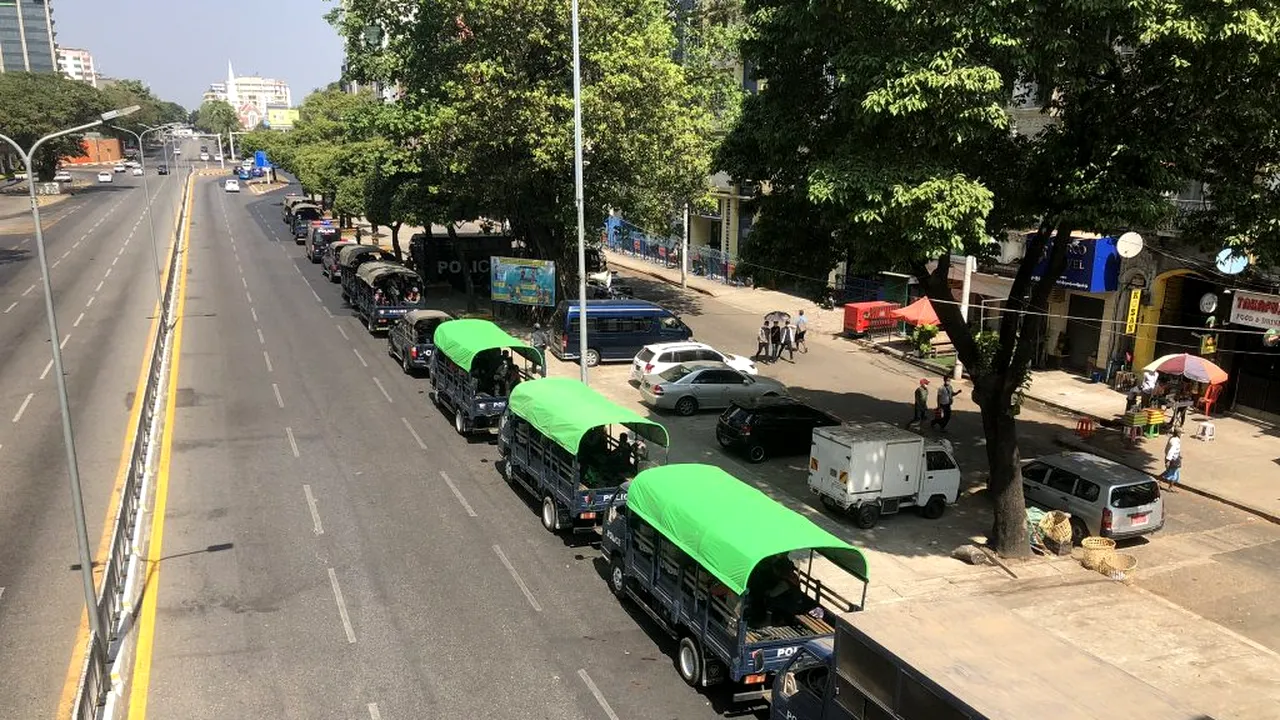 MYANMAR. Mii de oameni protestează în Yangon împotriva loviturii de stat militare! (Galerie FOTO&VIDEO)