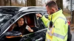 O mamă din județul Suceava, aflată la volan, a fost amendată după ce fiicele ei au fost surprinse ieșite pe trapa mașinii în mers