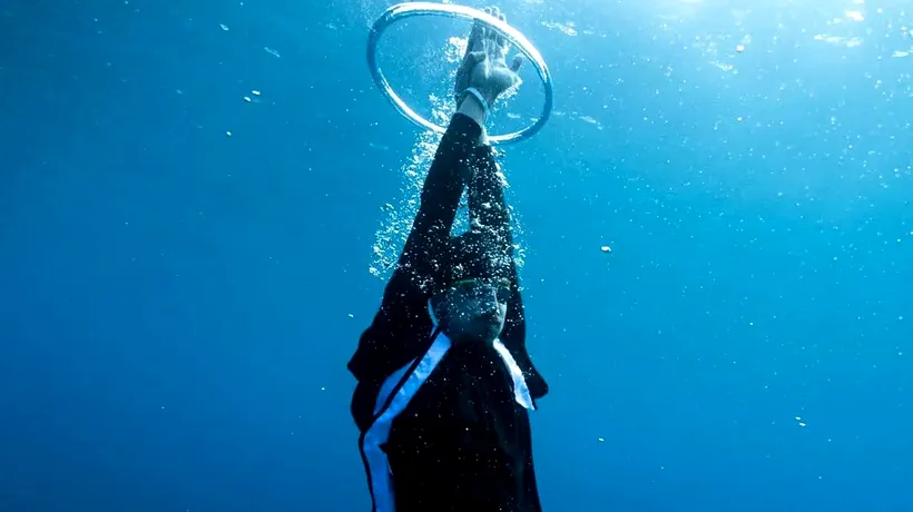 Cine e înotătorul care CONCUREAZĂ pentru România, dar visează să filmeze rechini în Hawaii