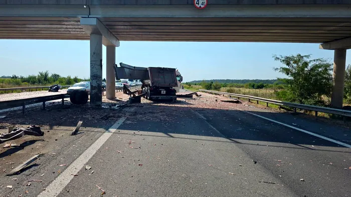 Trafic deviat pe A1 București-Pitești, după ce un camion a lovit un picior de pod. Coloana de mașini se întinde pe 14 kilometri