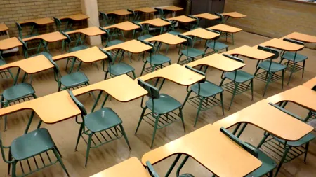 Mii de elevi vor începe noul an școlar în format online