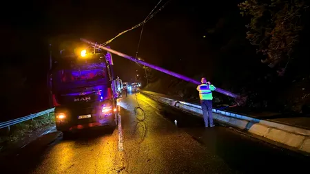 FOTO | Un stâlp de electricitate a căzut pe un autocamion în județul Harghita. Nu au fost înregistrate victime