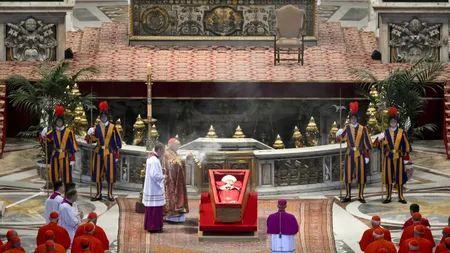 Trupul neînsufleţit al Papei FRANCISC a fost depus în Bazilica Sfântul Petru până la funeralii. Pelerinajul va dura 3 zile