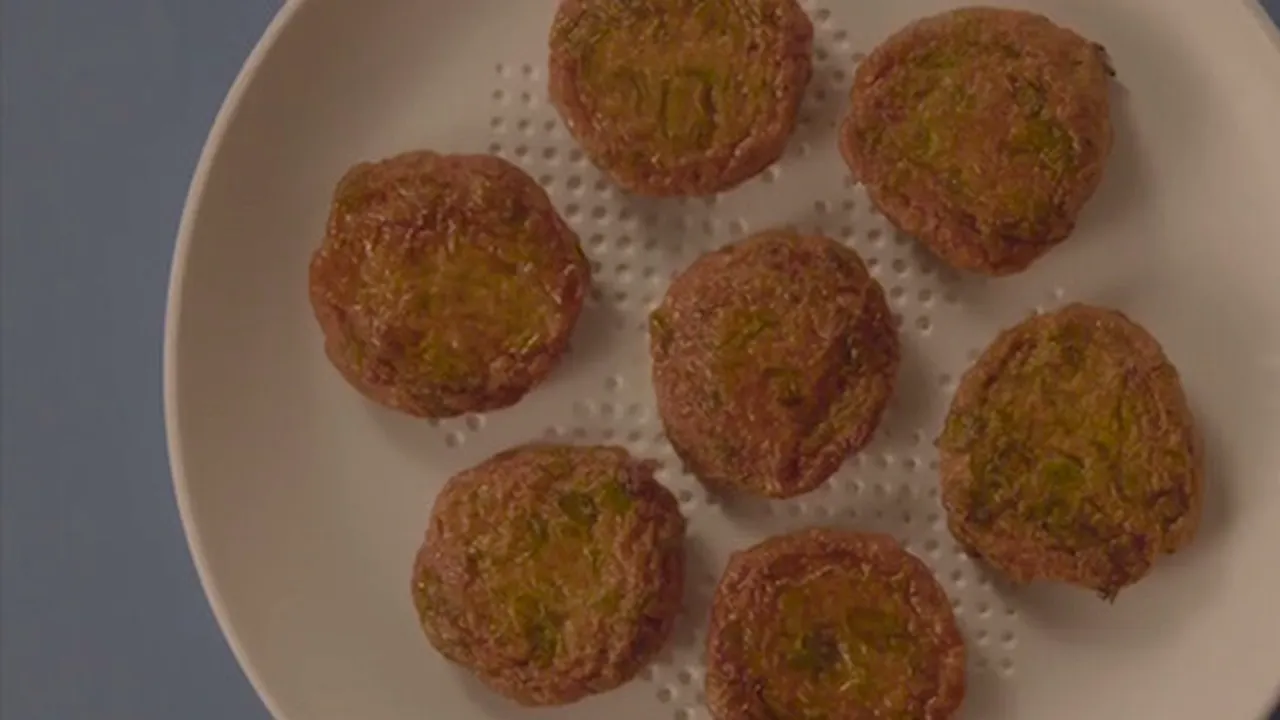 Farfuria care absoarbe excesul de grăsime din mâncare