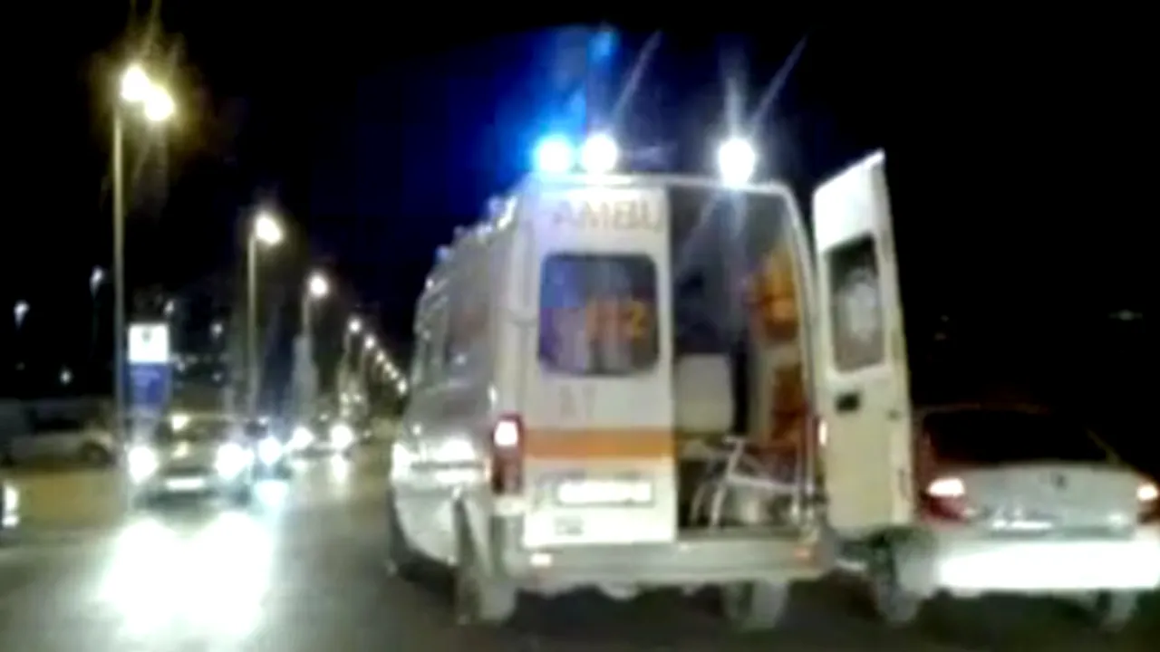 Ambulanță filmată în timp ce gonea cu ușile deschise, în București