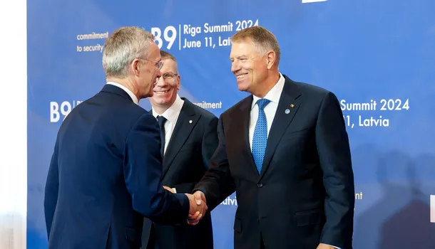 <span style='background-color: #dd9933; color: #fff; ' class='highlight text-uppercase'>ACTUALITATE</span> Klaus IOHANNIS coprezidează Summitul Formatului B9, în prezența secretarului general al NATO, Jens Stoltenberg