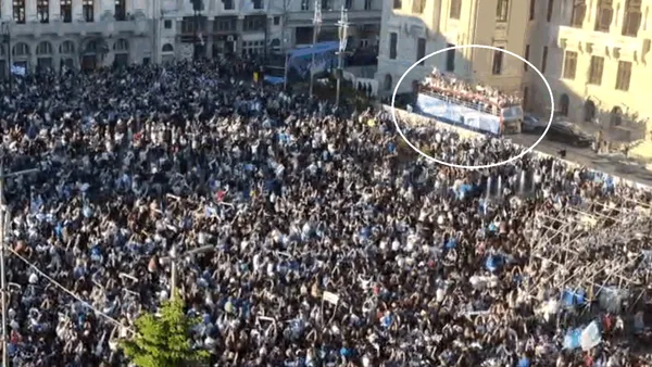 Universitatea Craiova și-a prezentat trofeele în fața suporterilor. Jucătorii au ajuns în centrul orașului cu un autocar descoperit