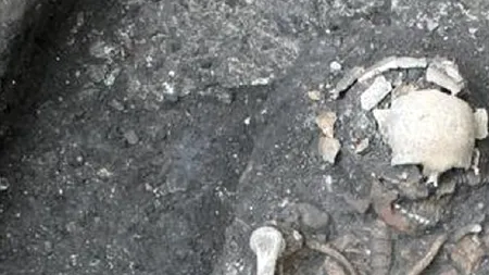 Scheletele a doi tineri care se țin de mână, din epoca medievală, descoperite de arheologi la Cluj: 