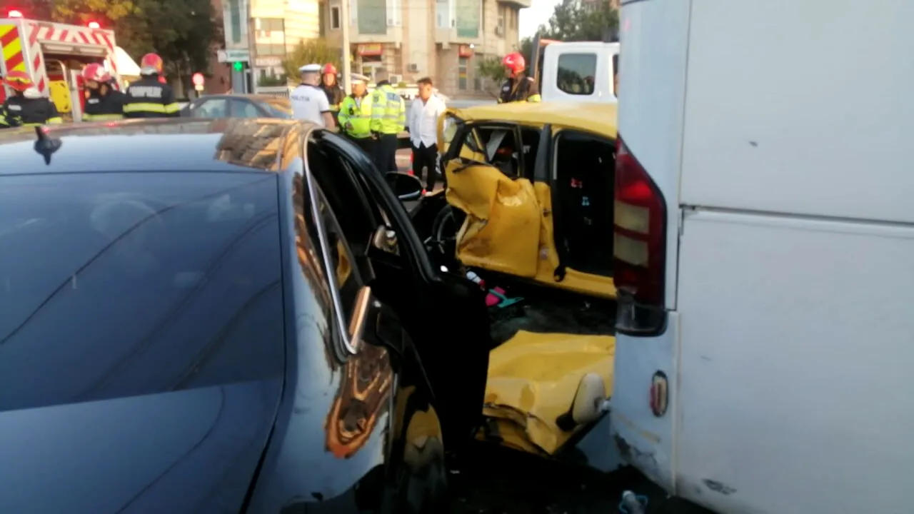 FOTO. Grav accident de circulație în Constanța. Șapte adulți și un bebeluș au ajuns la spital / Un microbuz, un autocar și două autoturisme, implicate