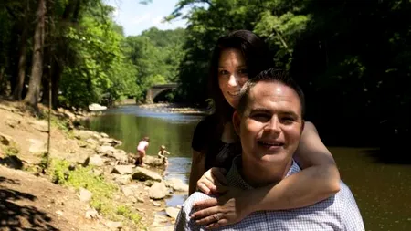 Doi viitori miri își fac pozele de logodnă lângă un râu. ESTE INCREDIBIL ce se întâmplă în spatele lor - iată continuarea