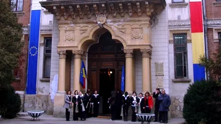 Directorul unui colegiu din Argeș, reclamat că obligă elevii să se mute din clasă după fiecare oră