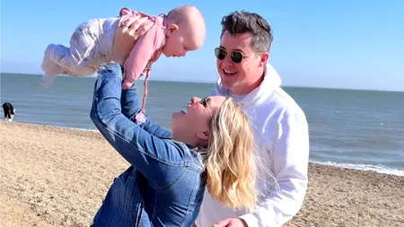 Numele bizar ales de cuplul din imagine pentru fetița lor nou-născută. Are legătură cu pandemia Covid-19!