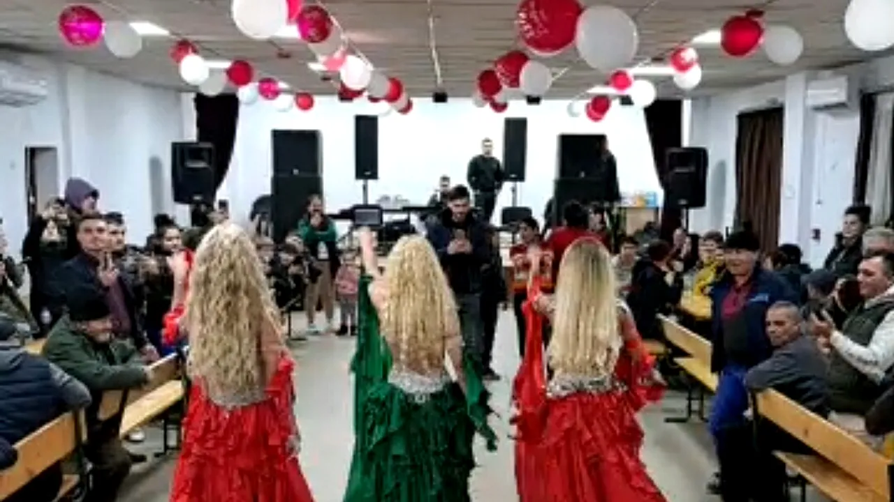 FOTO | Tradiții de Iordan cu DANS oriental într-o comună din Dâmbovița. Primarul a adus 