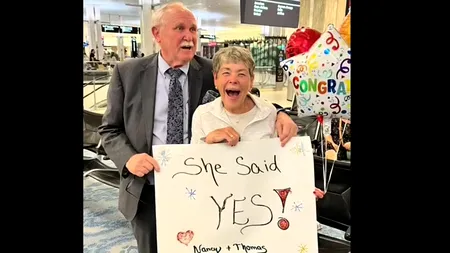 VIDEO EMOȚIONANT. Un bărbat şi-a cerut în căsătorie iubita din liceu, după 60 de ani. „Vom face din fiecare zi o aventură interesantă”