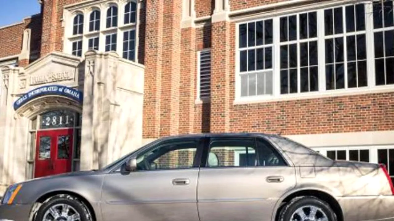 Are 32.000 de kilometri la bord, dar prețul de pornire pentru această mașină din 2006 este 10.000 de dolari. Proprietarul spune că face toți banii