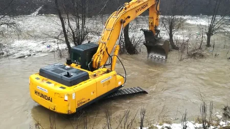 Zăpor de un kilometru format pe un râu din Bistrița-Năsăud. Terenuri agricole și o gospodărie, inundate