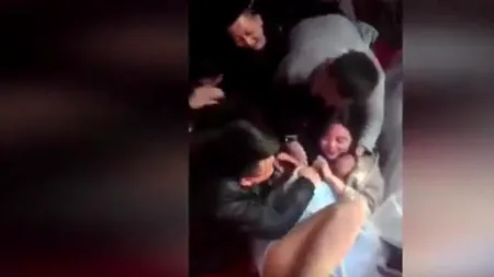 Mai multe domnișoare de onoare, hărțuite de bărbați la o nuntă, în timpul unui „ritual