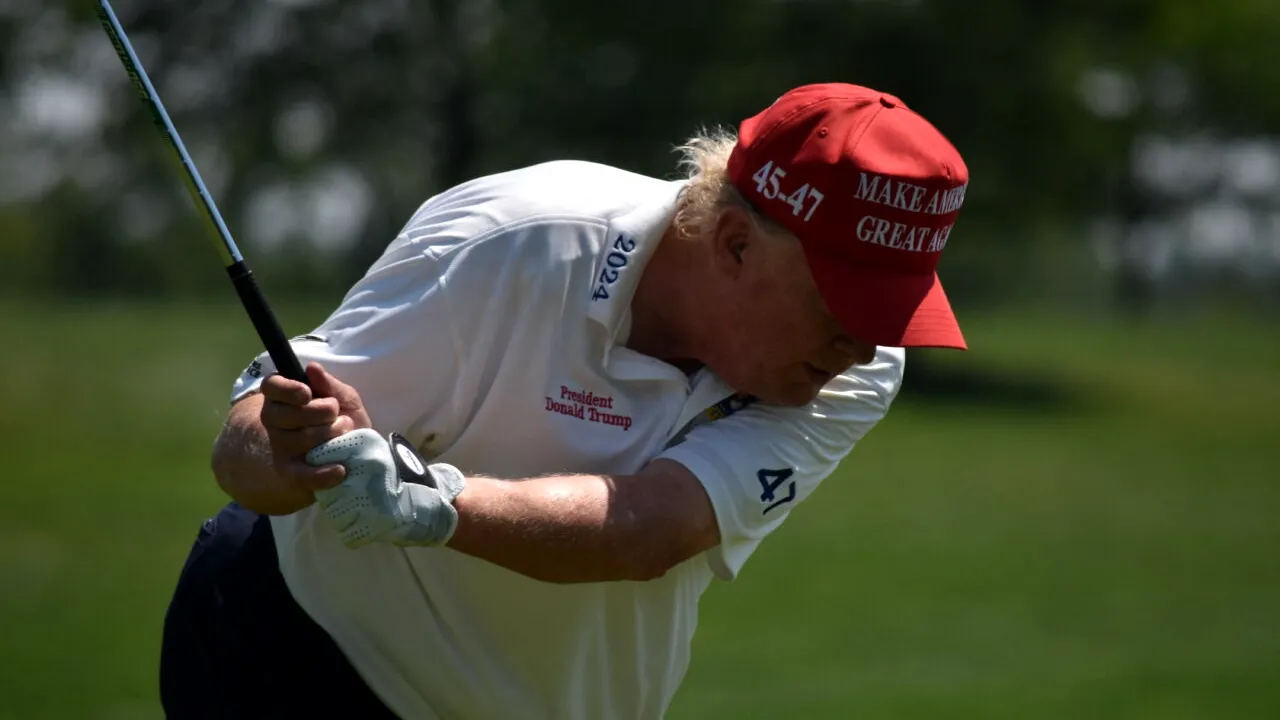 VIDEO | Donald Trump e un om cu „greutate”. Dar, care este greutatea lui Trump? Schwarzenegger îl pune să alerge în jurul său