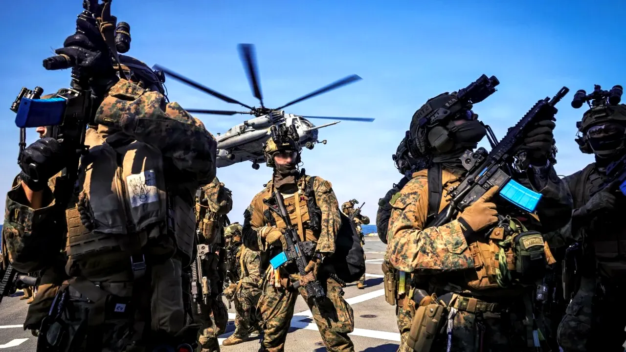 SUA mai trimit un portavion în Orientul Mijlociu și suplimentează numărul de trupe, în timp ce Trump pune presiune pe Iran să accepte pacea