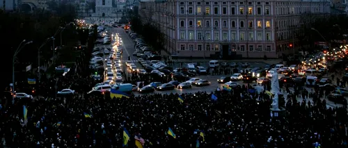 O sută de mii de manifestanți protestează în centrul Kievului. Peste o sută de protestatari și polițiști au fost răniți. Primăria a fost ocupată