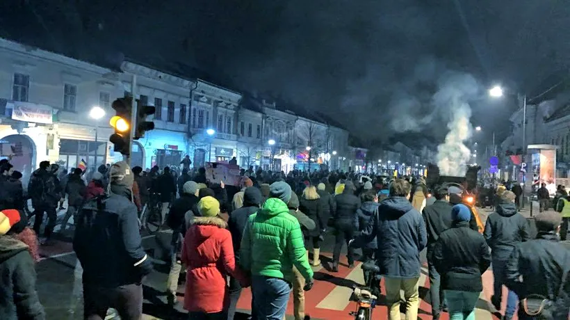 Violențe și la Cluj-Napoca: un protestatar a spart sigla PSD. Sediul partidului, păzit de jandarmi