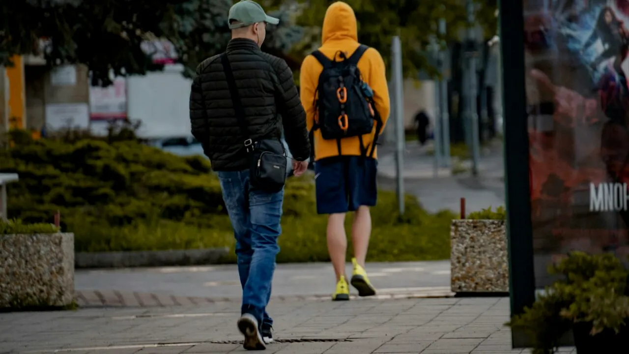 Radar pe trotuarele din Slovacia. Pietonii vor fi obligați să respecte o limită de viteză. Val de glume pe internet după adoptarea noii legi