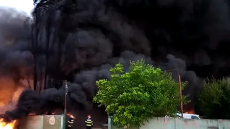 Incendiu puternic în Bihor. Un depozit de deşeuri din plastic a luat foc