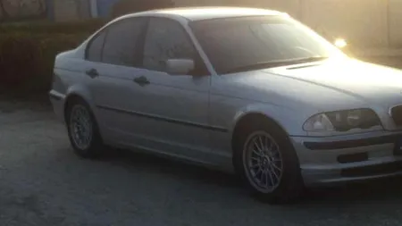 Și-a luat BMW vechi, dar nu are și bani de benzină. Ce a făcut un tânăr șofer în Arad