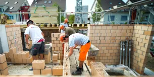 <span style='background-color: #dd9933; color: #fff; ' class='highlight text-uppercase'>ACTUALITATE</span> Ce a pățit un român de 44 de ani, după ce s-a angajat ZIDAR în Italia