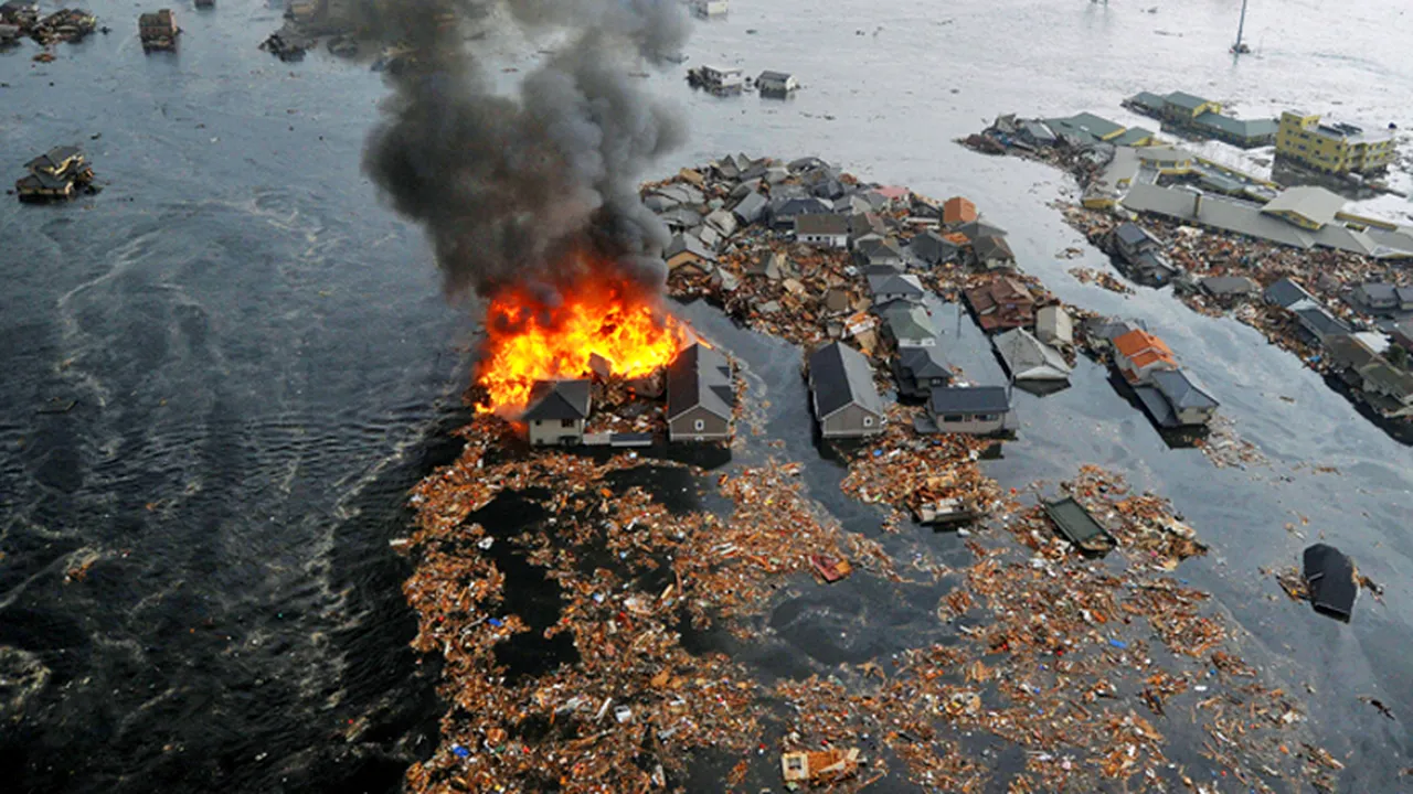 Un ponton plutitor luat de tsunamiul din Japonia a eșuat pe o plajă din SUA