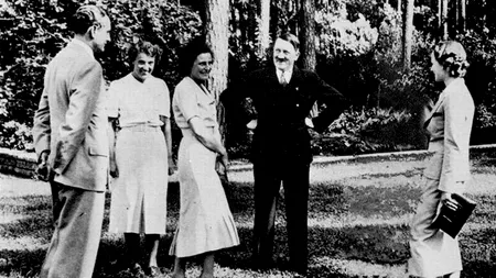 CE NU A VRUT HITLER SĂ SE VADĂ: cum arăta această fotografie înainte să fie retușată de propaganda oficială