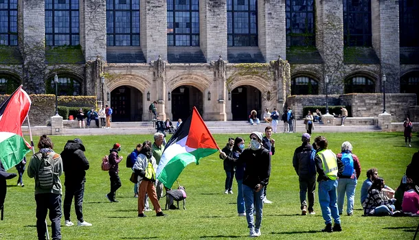 <span style='background-color: #1e73be; color: #fff; ' class='highlight text-uppercase'>EXTERNE</span> VIDEO | Val de proteste pro-palestiniene în campusurile universitare din America/Sute de studenți au fost ARESTAȚI