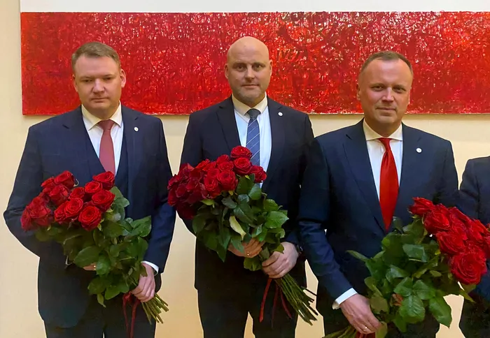 28 mai 2026, Riga, Letonia: Andris Kulbergs (centru),  prim-ministrul Letoniei, apare în fotografie alături de Edvards Smiltens (stânga), ministrul leton al Justiției, și Edgars Tavars, ministrul leton al Guvernanței Inteligente și Dezvoltării Regionale.  