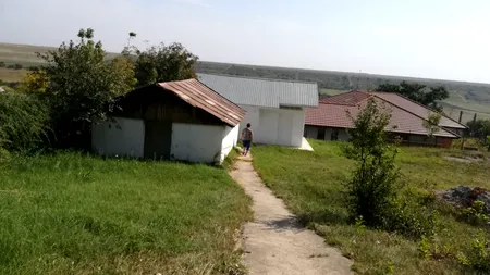 Unde învață copiii noștri | Școli cu computere și imprimante, dar încălzite cu lemne și au toaleta în curte, în Galați