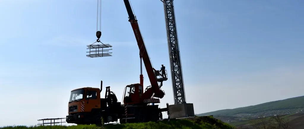 Satul lui Eminescu are de acum un nou monument. O cruce gigant în valoare de 400.000 de lei a fost instalată la Ipotești